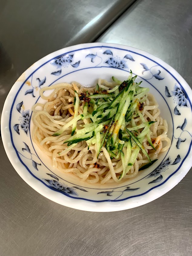 涼麵之家(巷口紅招牌)