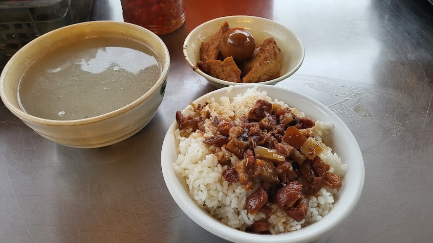 中華小吃店(傳統炒麵、油飯、滷肉飯、四神湯、豬血湯)