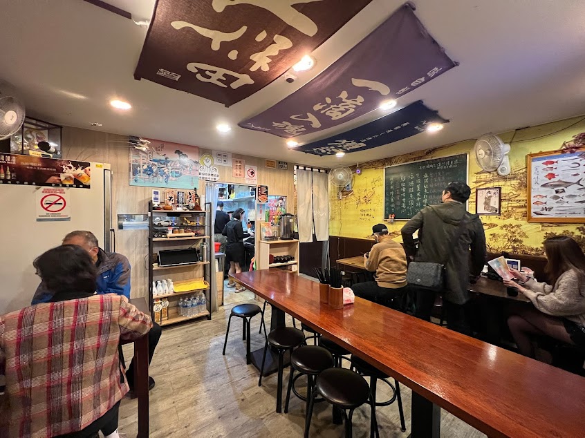 八丼餚日本料理 海鮮丼專賣店 汐止在地推薦必吃美食餐廳 生魚片首選名店 主打海鮮丼 握壽司 生魚片 燒肉丼 燒烤等 適合吃巧嗑飽小酌微醺的日式小店 每日由港地直送最新鮮的生魚片食食材 提供顧客最美味的料理