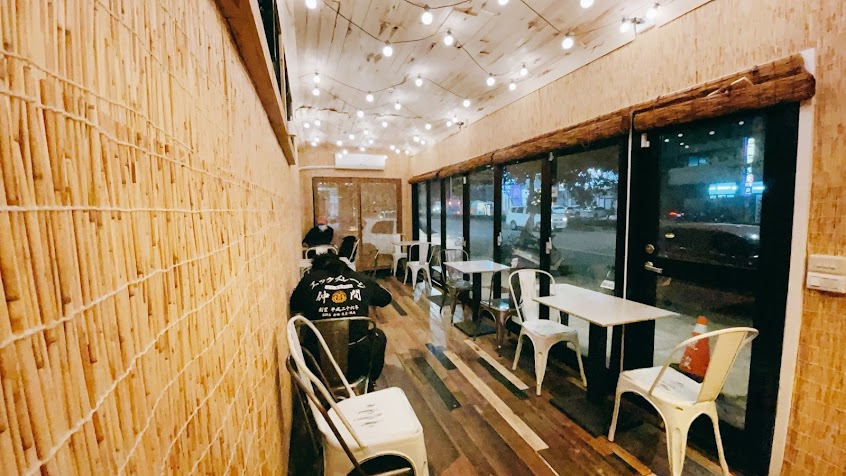 吧啦吧啦小餐館 Blah Blah Bistro/restaurants/BAR/Yellow Container/漢堡Burger/異國料理/三井/高美濕地/梧棲/English friendly