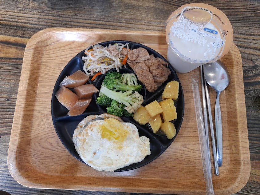 上慈素食便當、海苔飯捲、拉麵