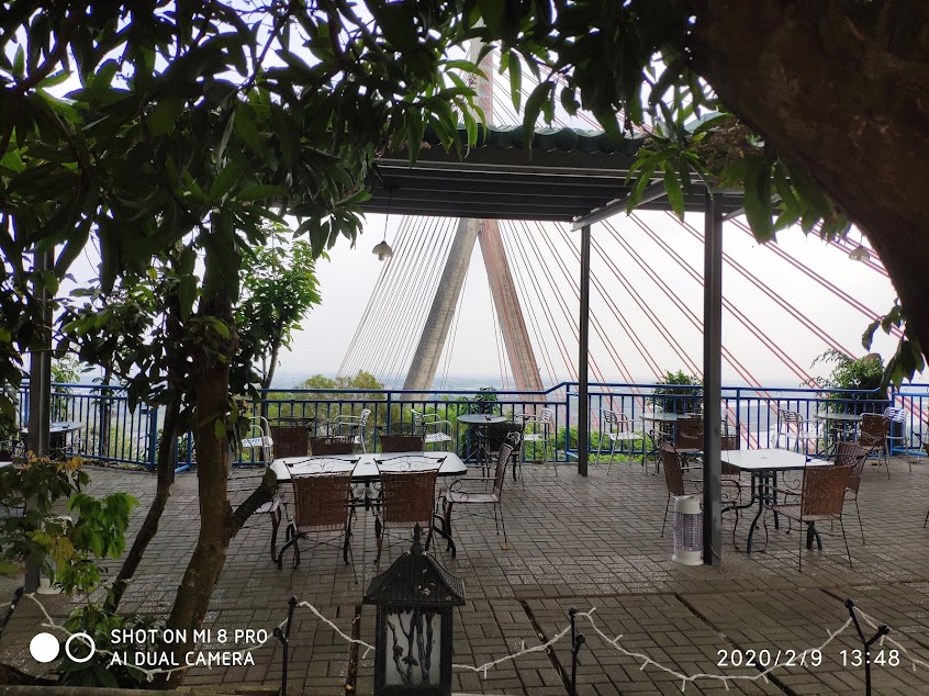 斜張橋畔咖啡館