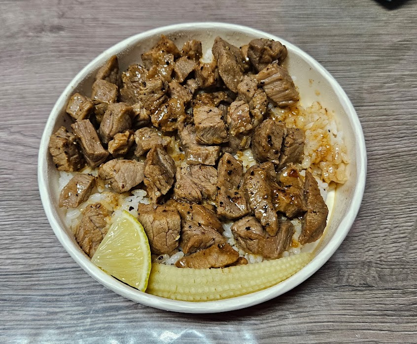 牛+PLUS岡山店 （固定星期日店休，其他店休時間於FB粉專公佈）