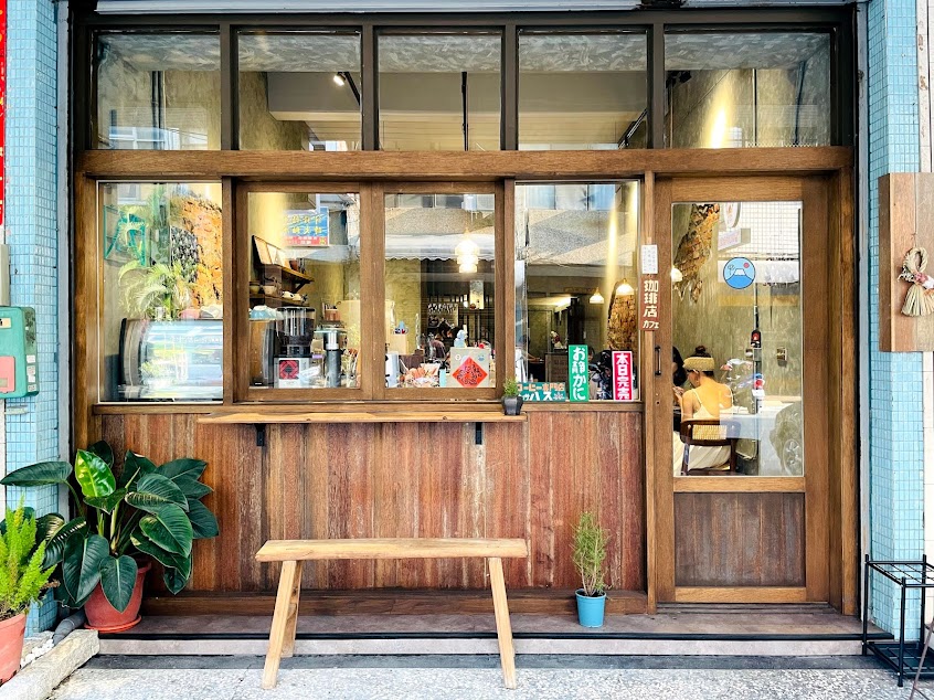 詳情看IG，沒臉書，Google 不常用，本店不接孩童，禁噴香水，僅老闆一人作業，超過四人拒接，有限時，人到齊才入座，店小，有貓，寵物友善，入店須看完12條規則才能換菜單，只賣咖啡飲品跟少量甜點，RanGerハス