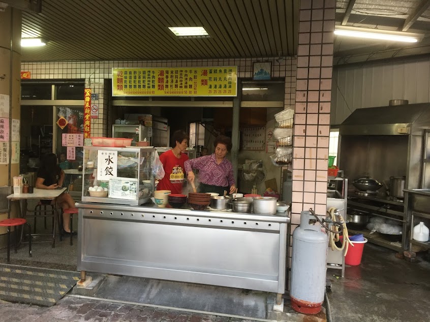 40年老店這家牛肉麵陽春麵(後勁郵局隔壁)