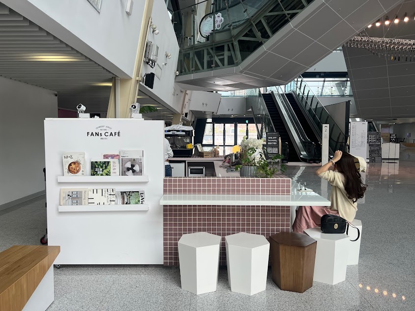 FANs Cafe Music Center Shop