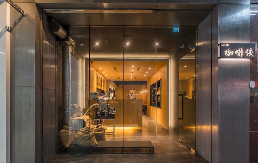 咖啡俠（自家烘焙咖啡豆、虹吸咖啡）／週三公休／提供插座