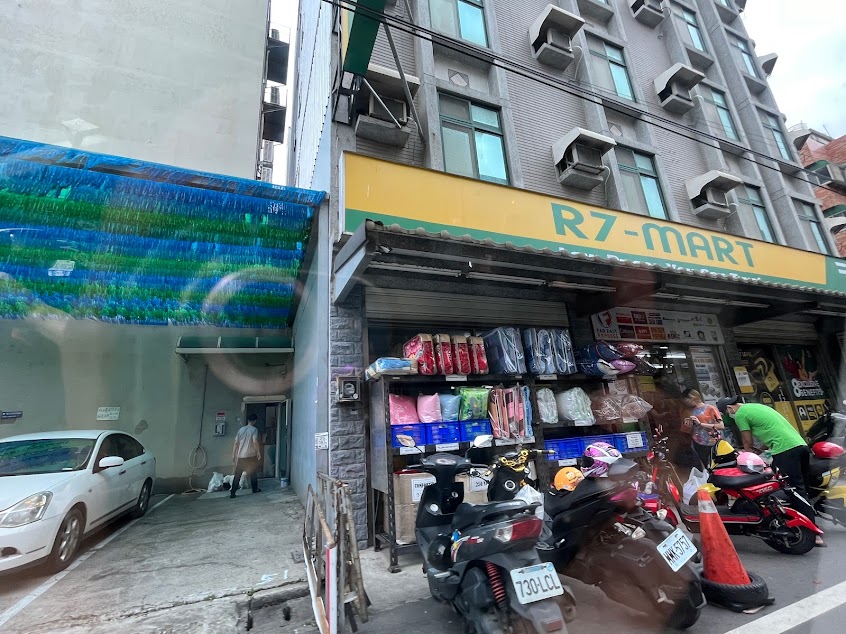 R7-Mart Hsinchu Dayong Branch
