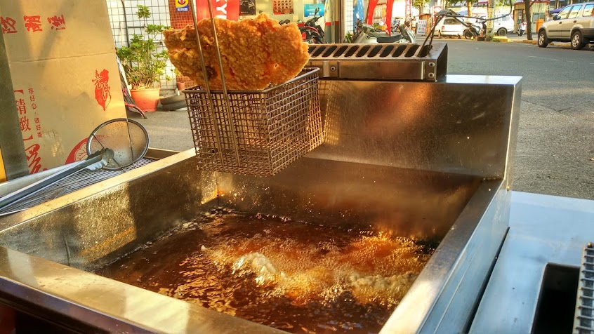 黃昏菜市場前雞排推車