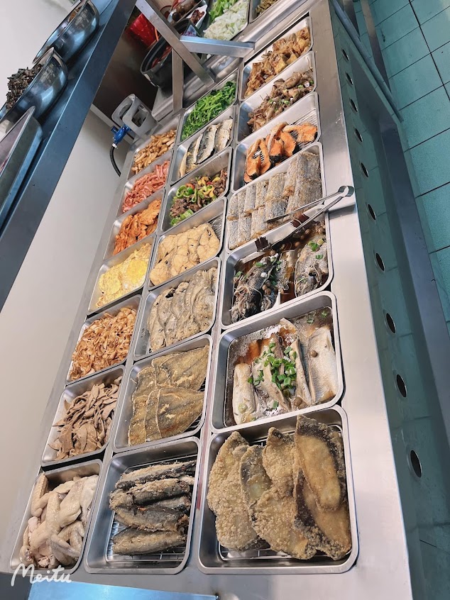 雞腳妹自助餐便當