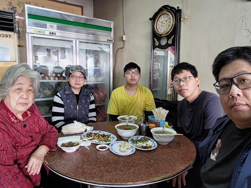 教會前的水餃牛肉麵