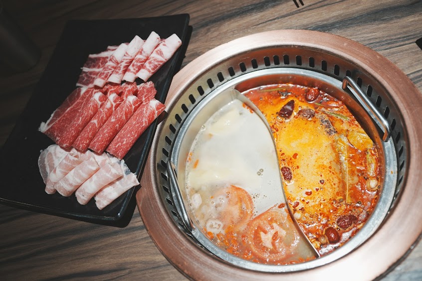 辛巴適麻辣鍋 台北 1號店-台北 人氣必吃麻辣火鍋美食 高檔海鮮M8和牛食材吃到飽 公司家庭朋友 團體聚餐餐廳 網紅雜誌首選推薦(信義商圈)