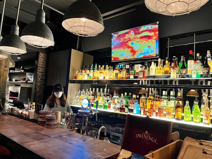 嘴啤子串烤小酒館