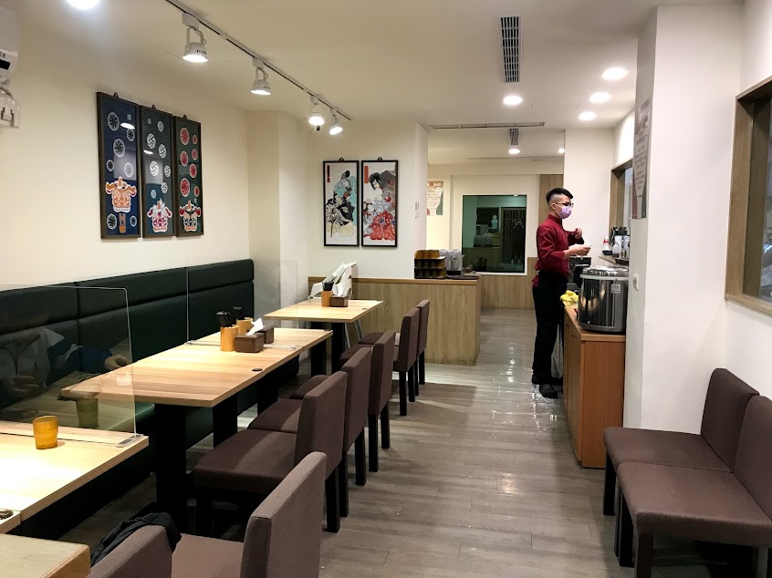 坐著做。員工食堂