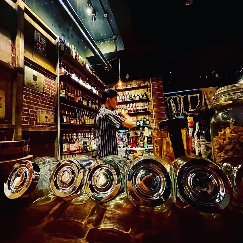 Old vibe bistro老舊氛圍餐酒館(speakeasy bar)