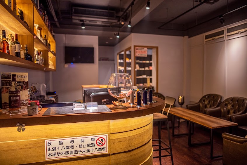 W 雪茄館-酒吧 Cigar Whiskey Bar (雪茄專賣店)