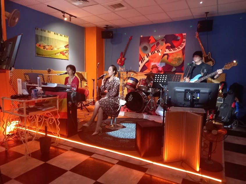 音樂廚房鋼琴酒吧