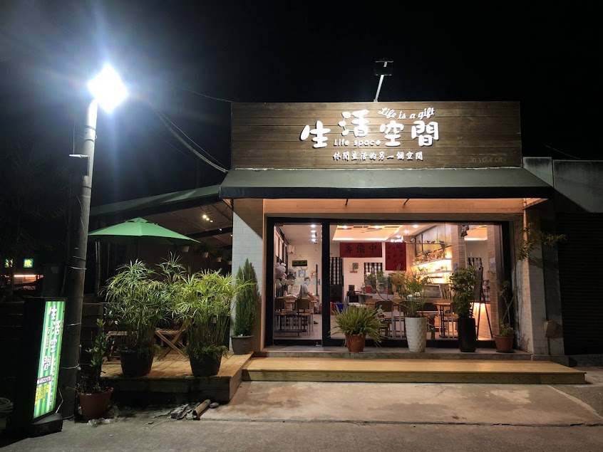 心生活食堂 創意雙色拿鐵 麻油雞火鍋 讚岐烏龍麵 義大利麵 乾煎虱目魚肚 巴斯克乳酪蛋糕