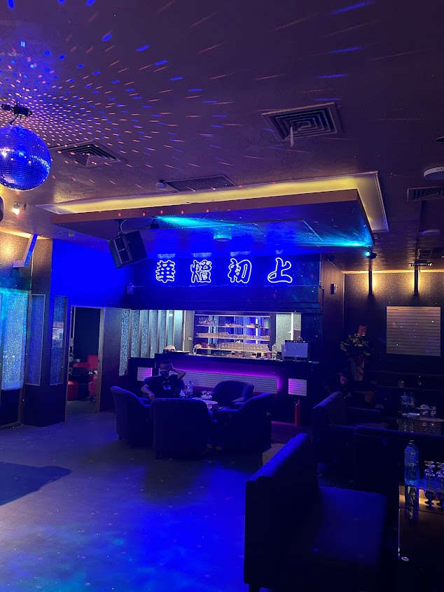 華燈初上鋼琴酒吧