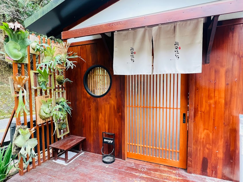 日月潭 湖の怪物 咖啡（ 室內座位採預約制，現場有少數戶外座位，不用預約、可直接前往。公休及營業時間請至IG查閱）