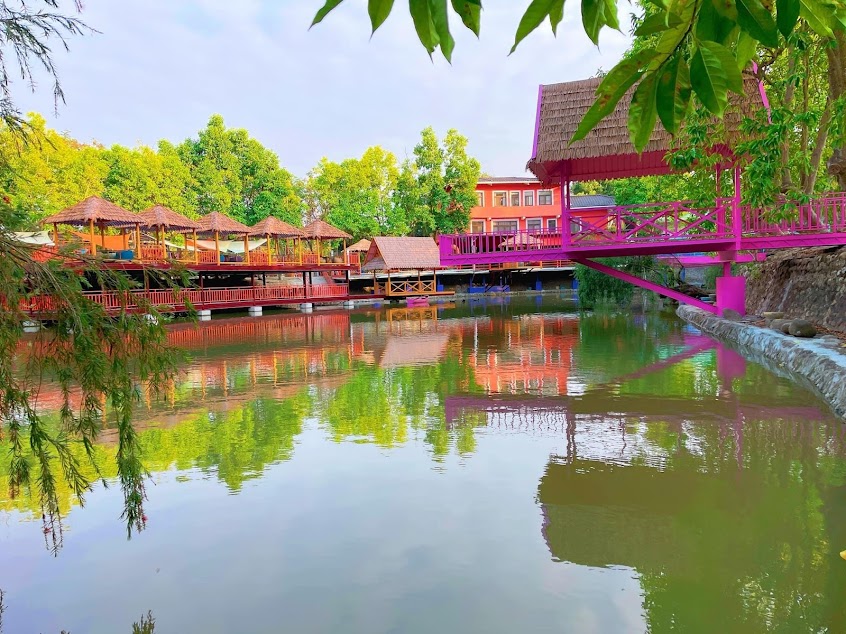 近水樓台湖畔森林咖啡