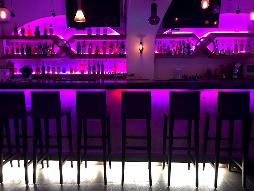 Axis lounge bar