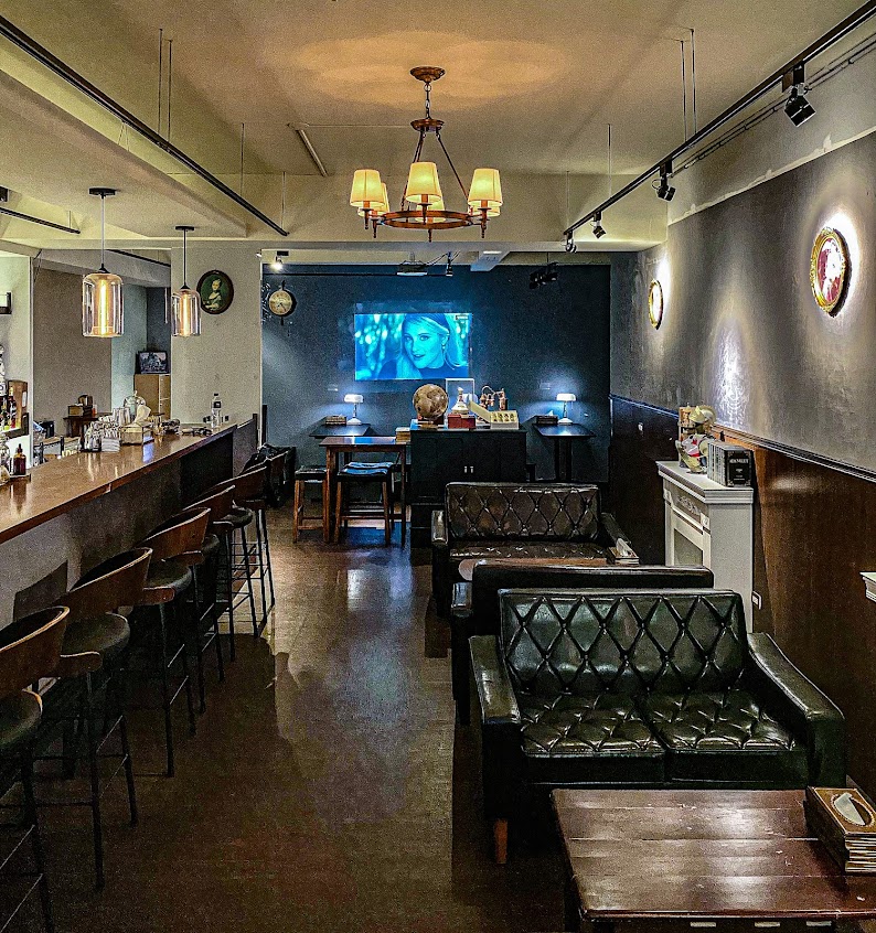 Eden Hall 酒托邦｜新竹酒吧 ｜金山街酒吧｜老時髦酒吧｜古董和收藏品｜