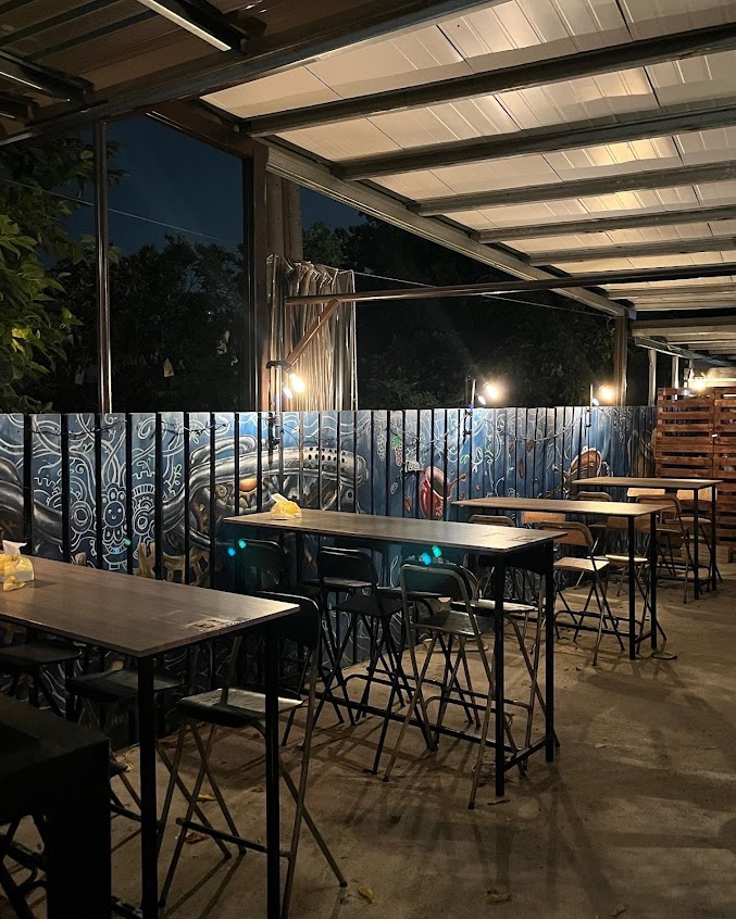 左轉靠右咖啡酒吧