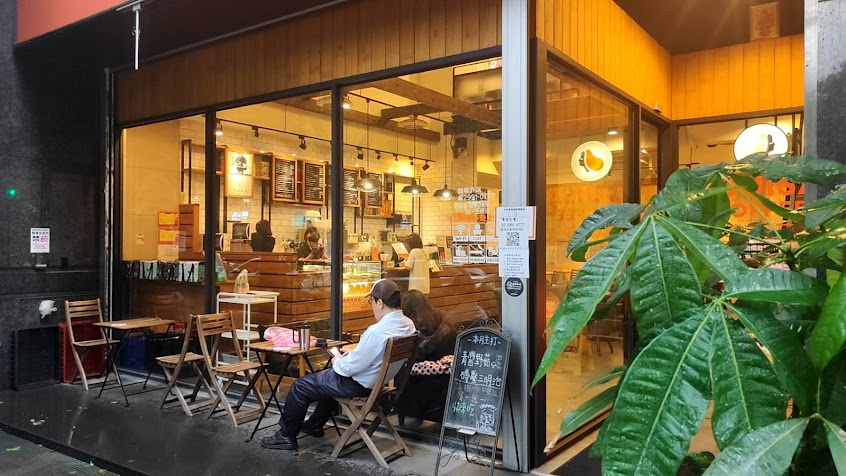 Louisa Coffee 路易・莎咖啡(新莊中原門市 中原東路上的全聯對面)