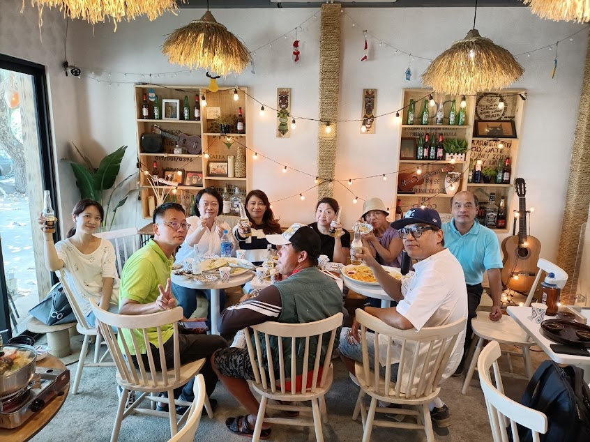 越夜月美海邊咖啡廳。（車停外面白線，徒步至綠野馬場旁腳踏車步道直走，到底右轉共約60公尺）