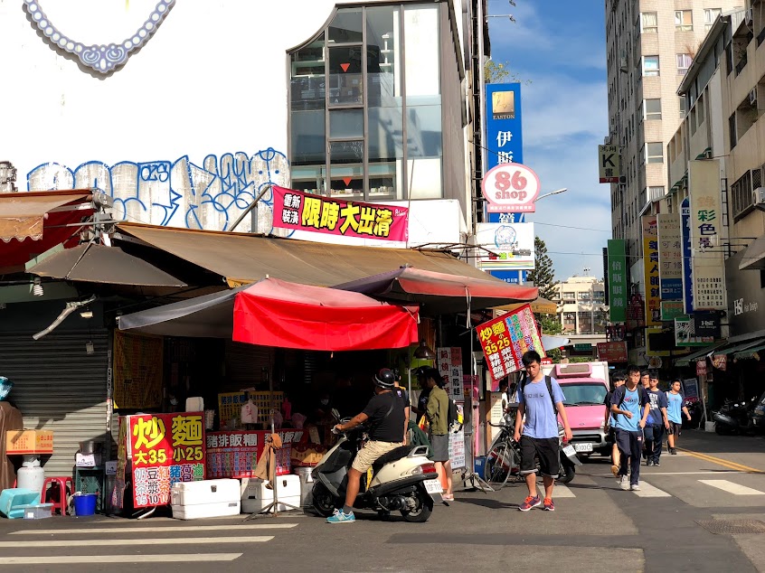 炒麵、漢堡、飯糰綜合早餐