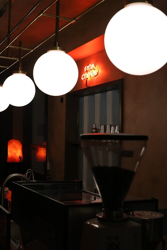 KroX Coffee HQ｜公休日、訂位資訊以IG為主｜跨蒔咖啡｜復古咖啡｜港風｜寵物友善｜附停車場