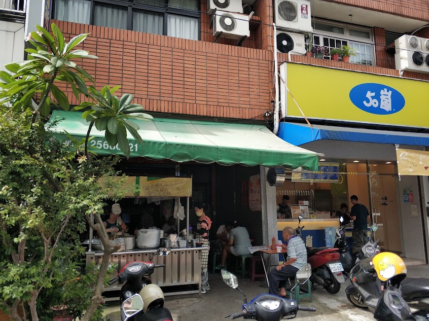 南陽路炒麵豬血湯