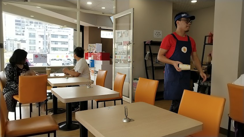 高雄鹽埕樓下早餐店