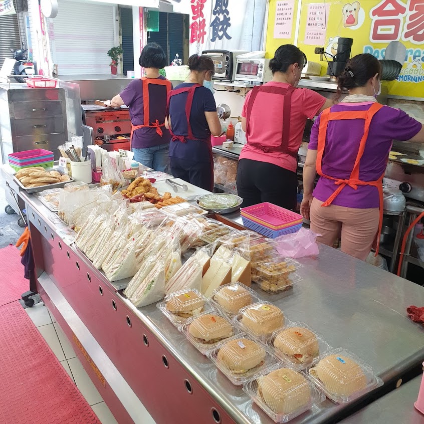 合家歡美食早餐 – 〈自助式快速早餐〉前鎮區必吃早餐店｜熱門蛋餅｜人氣早點｜平價早餐｜古早味蛋餅｜傳統早餐店